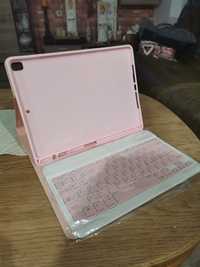 Różowe etui wraz z klawiaturą do tabletu ipad