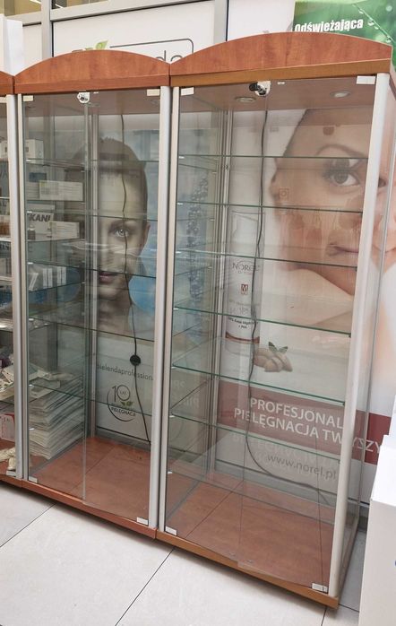 Witryna szafka szklana z pólkami szklanymi do ekspozycji, cała szklana