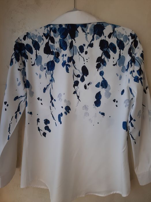 Elegancka biała koszula z niebieskim wzorem – kobieca i stylowa 36 38