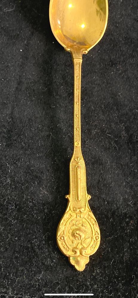 Colheres de metal dourado