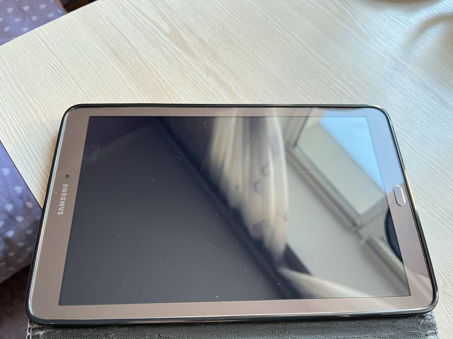 Продам планшет с чехлом