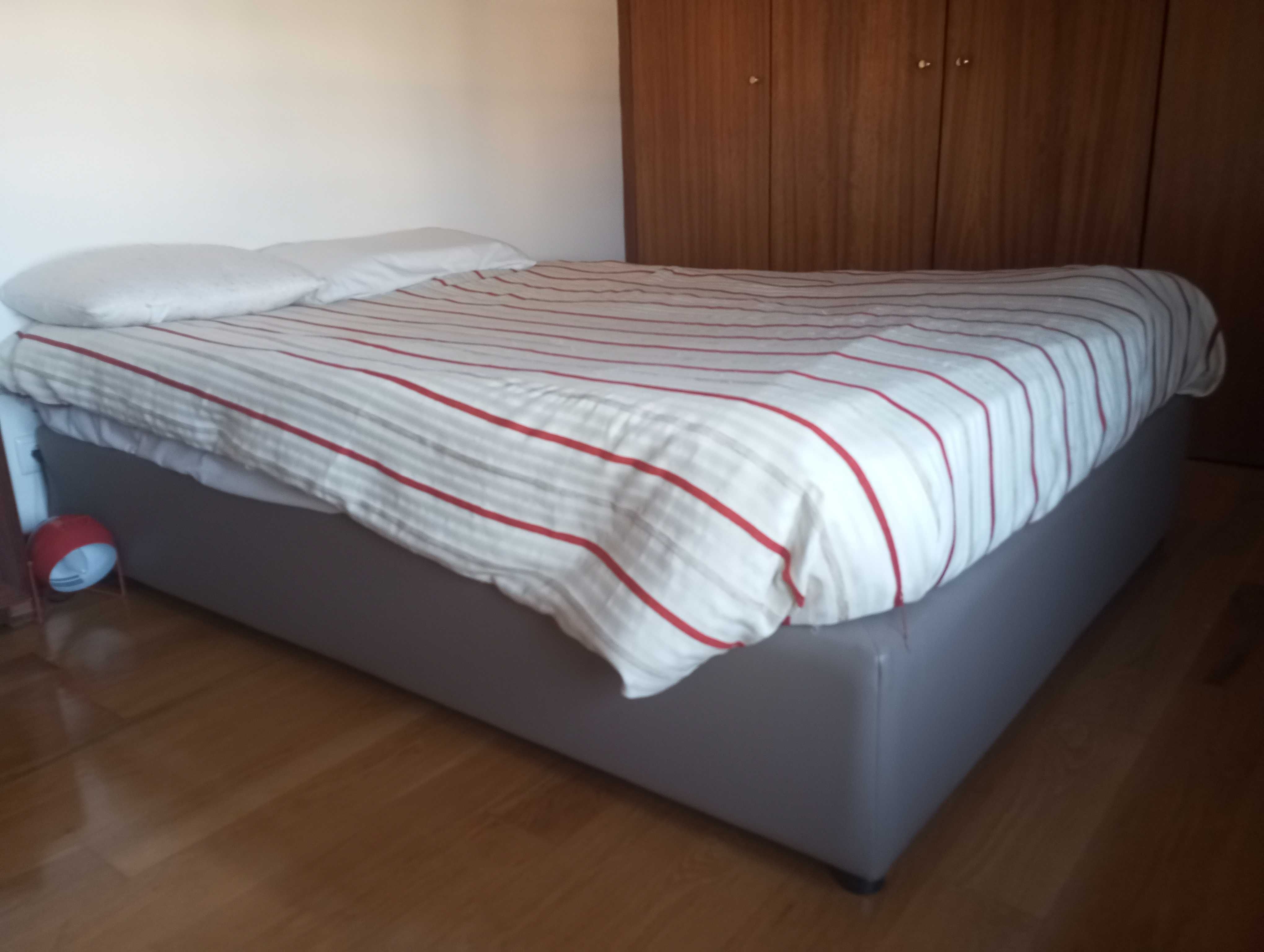 Cama de casal com colchão