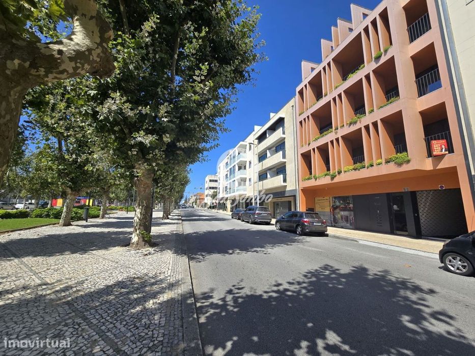 Loja NOVA no centro de Vila do Conde com 2 andares e 750m2