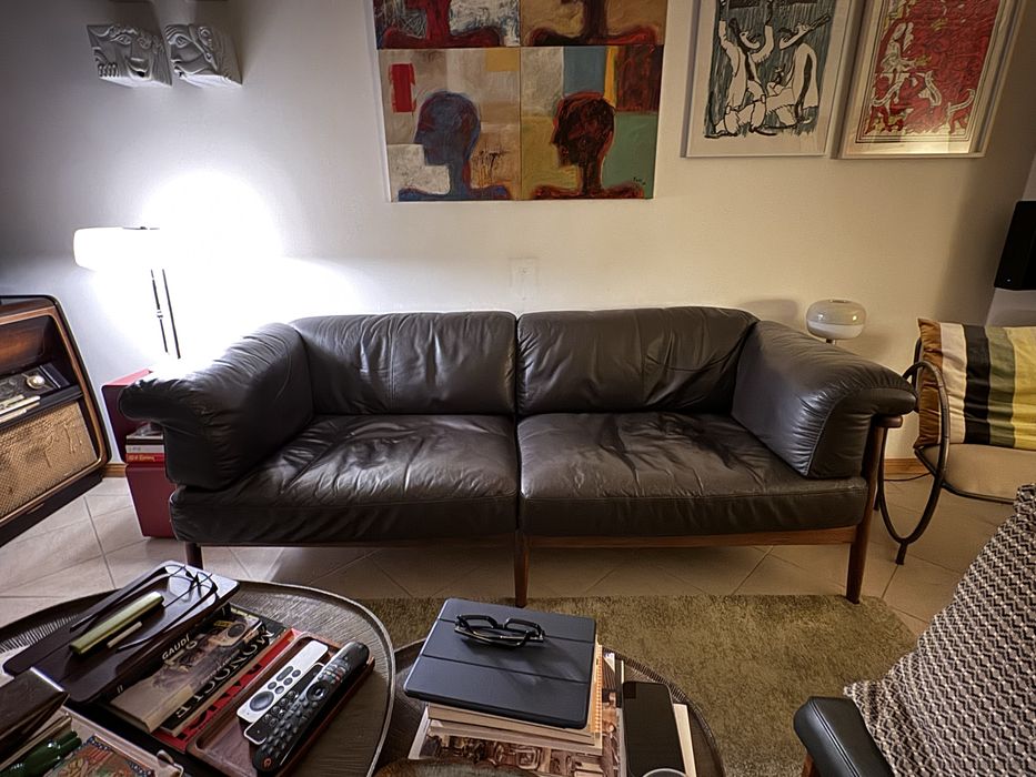 Sofá 2 lugares da área em cabedal e madeira “Mid-Century”