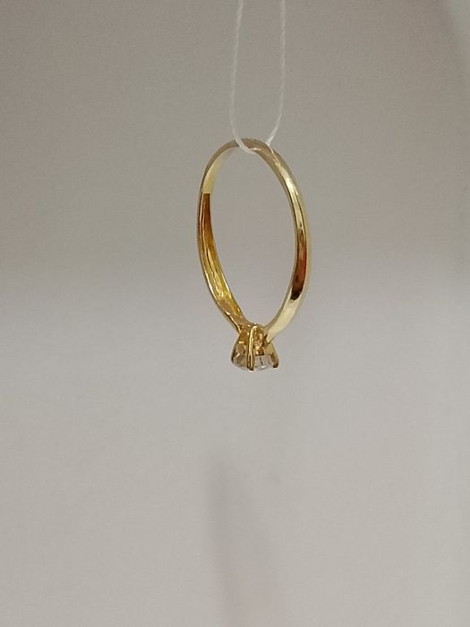 Золотое кольцо с фианитом 375 пробыбы.