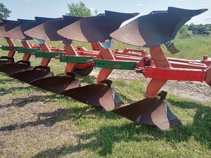 Pług Unia Grudziądz Vis 5+1 pół zawieszany