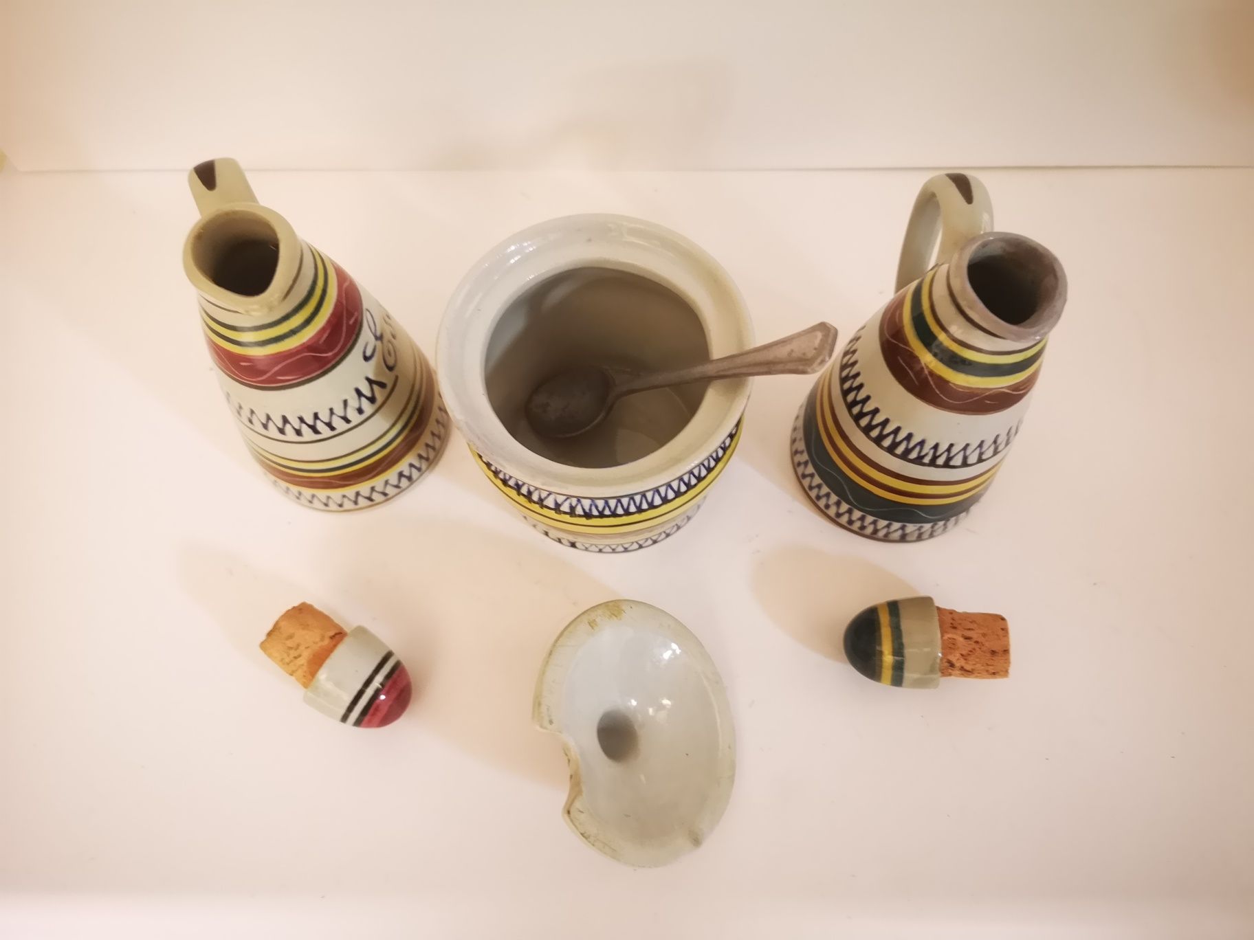 Porcelanowy zestaw: cukierniczka i dwa dzbanuszki z korkiem