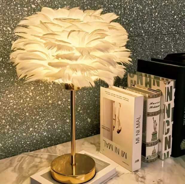 Elegancka lampa nocna stołowa z kloszem z białych piór ściemniacz