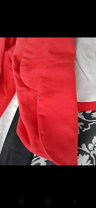 Koralowy żakiet bolerko