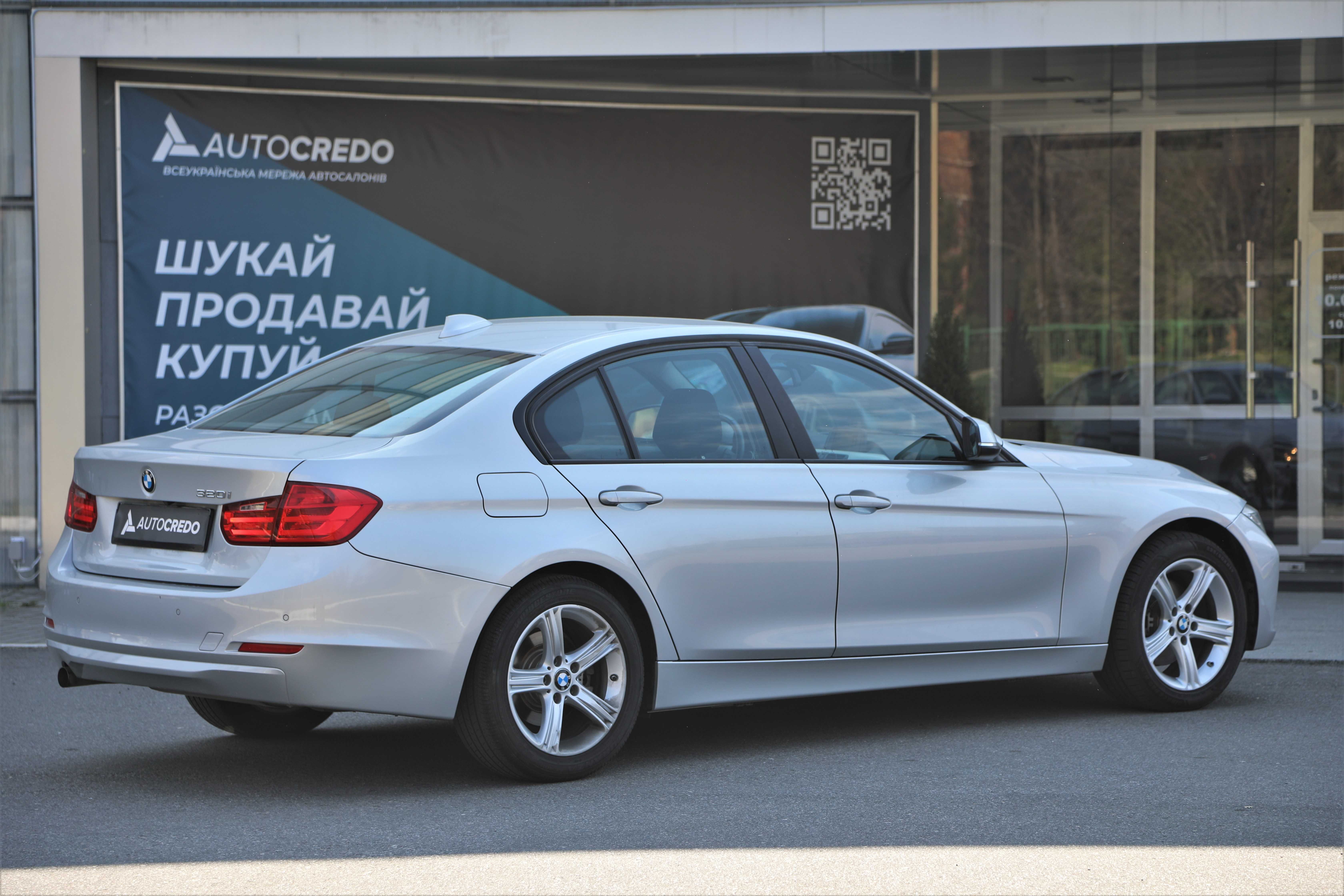 BMW 320i 2014 року