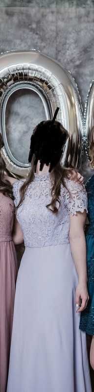 Fioletowa sukienka maxi z koronką marki Chi Chi London/Asos