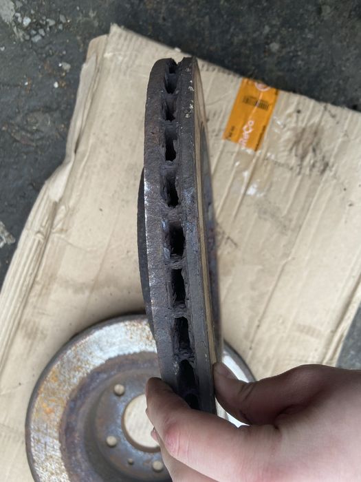 Передніе тормозние діскі Рено Трафік 2001.19