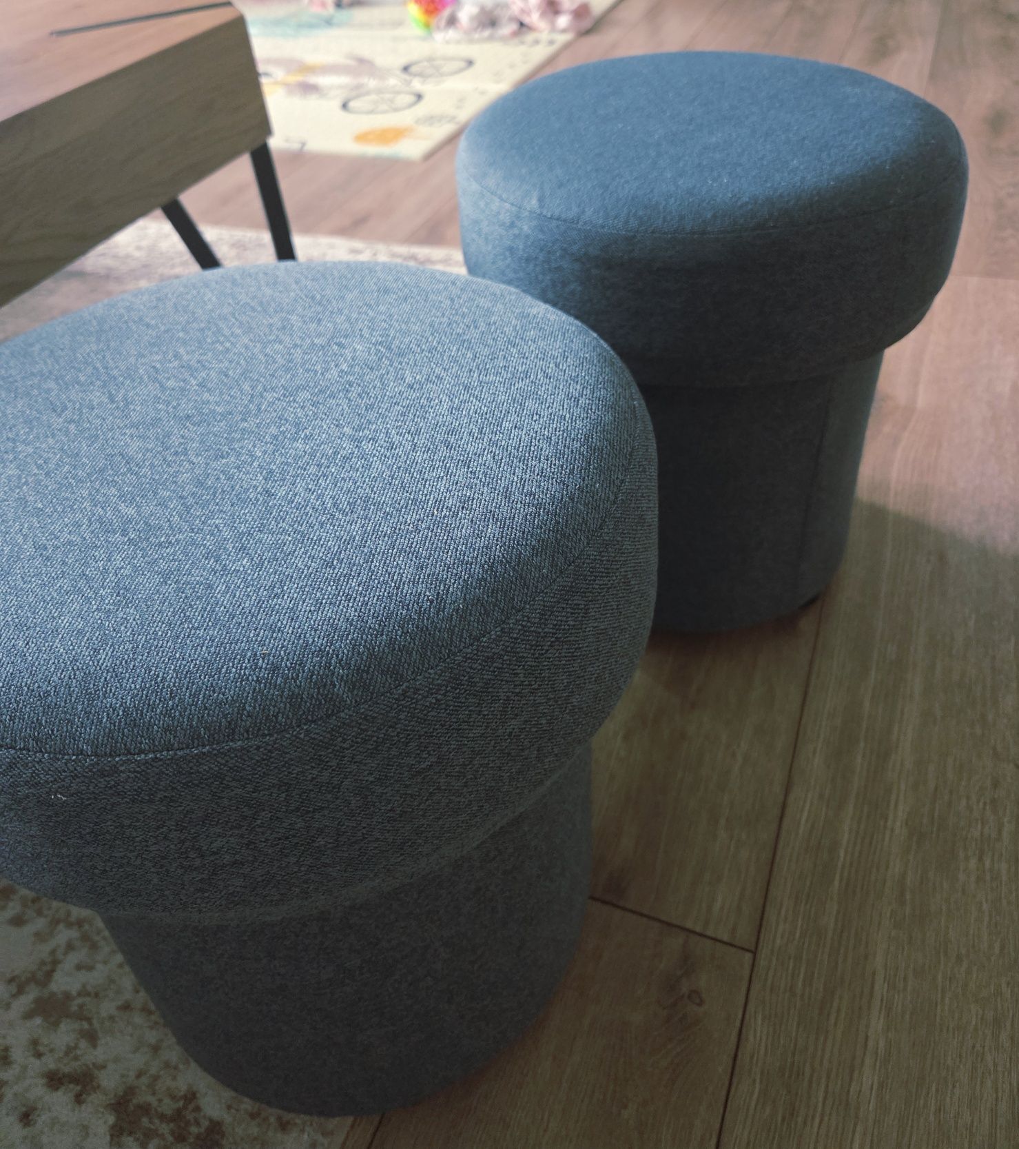 Sofa z fotelem i pufkami