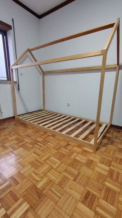 Cama Montessori de madeira, quase nova.