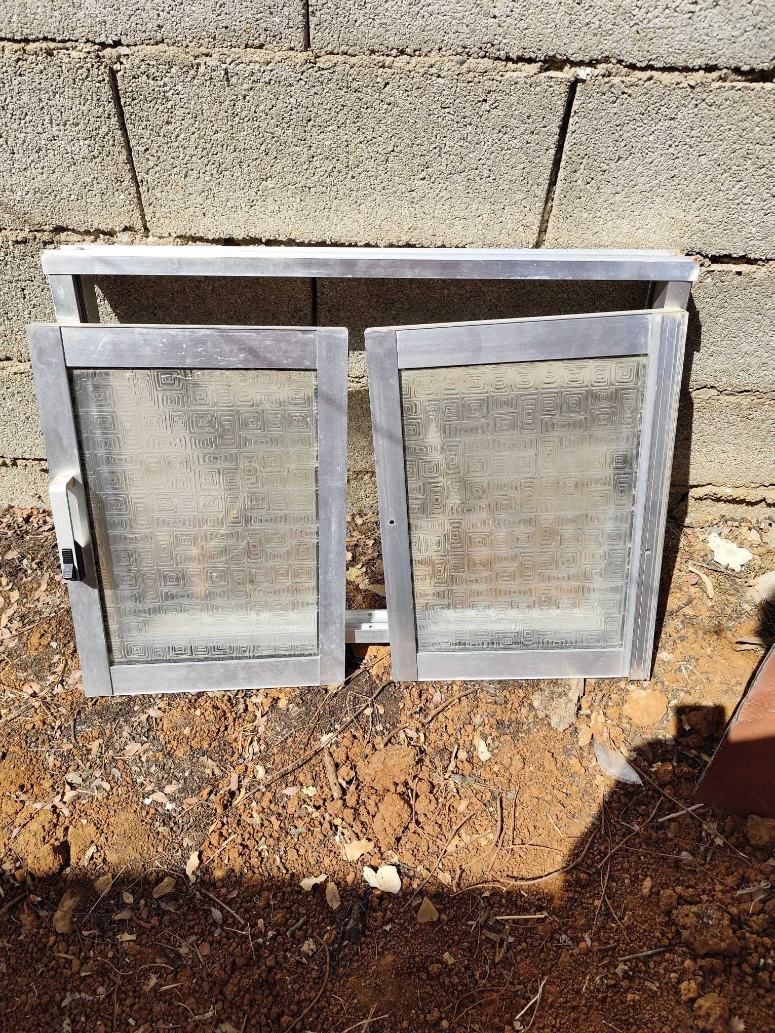 Portas de aluminio com vidros, trilhos e estores + janelas