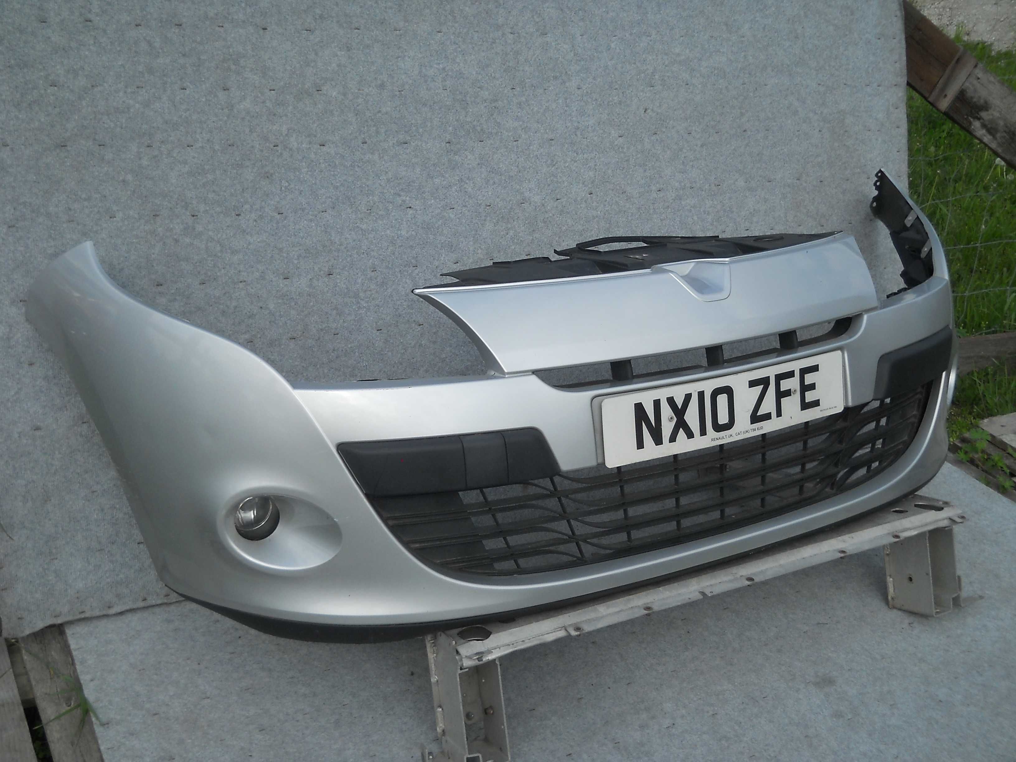 RENAULT MEGANE III zderzak przedni przód