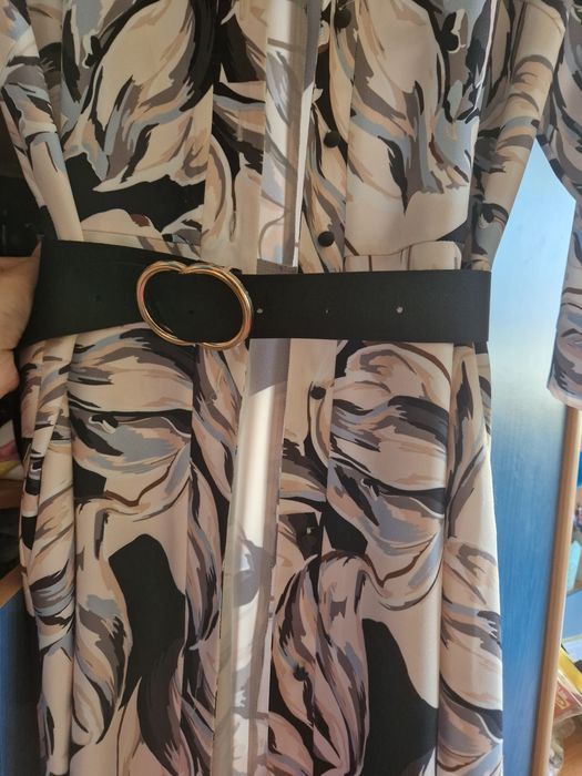 Elegancka sukienka na guziki  z czarnym paskiem .