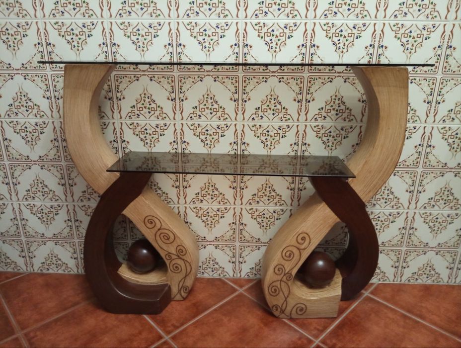 Mesa de entrada com prateleiras em vidro