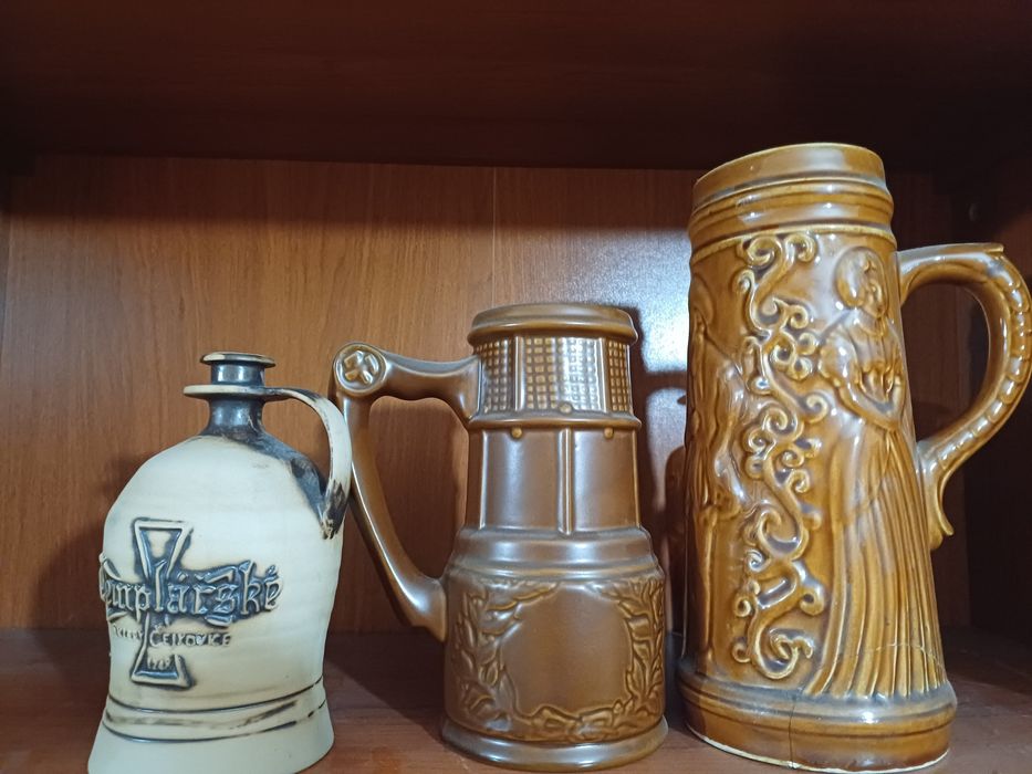 2 kufle ceramiczne i gliniany dzbanek