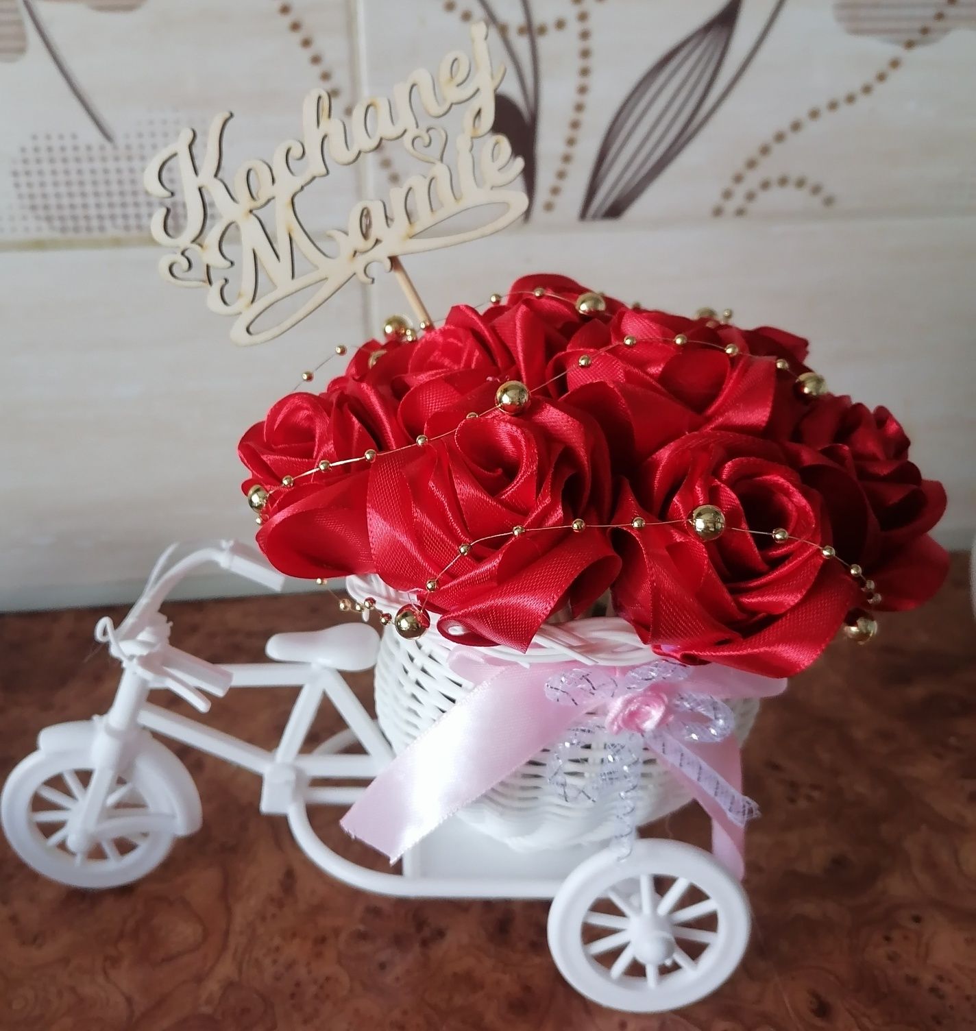 Flower box, stroik okolicznościowy z róż satynowych, pomysł na prezent