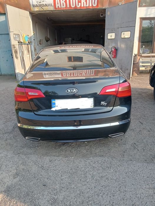 Автомобіль седан