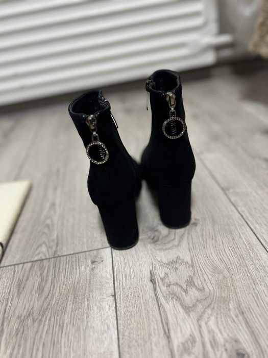 Чобітки в чорномі кольорі розмір 37