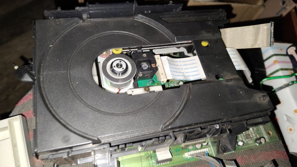 sprzedam części z tego kina domowego LG+ pilot