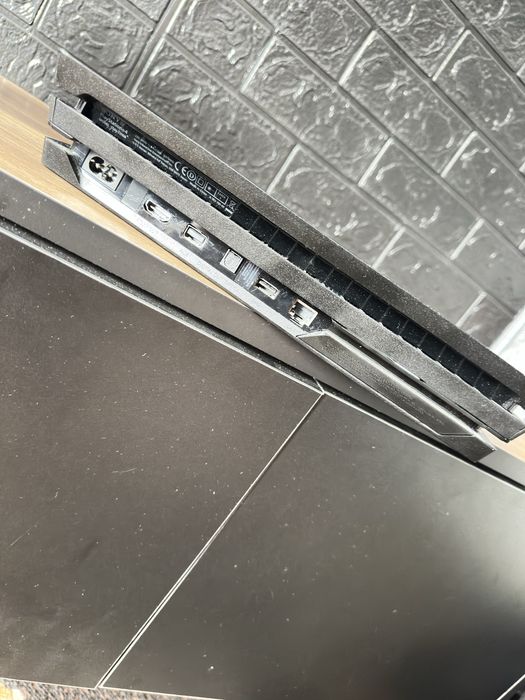 Продам PS4 Pro 1ТВ