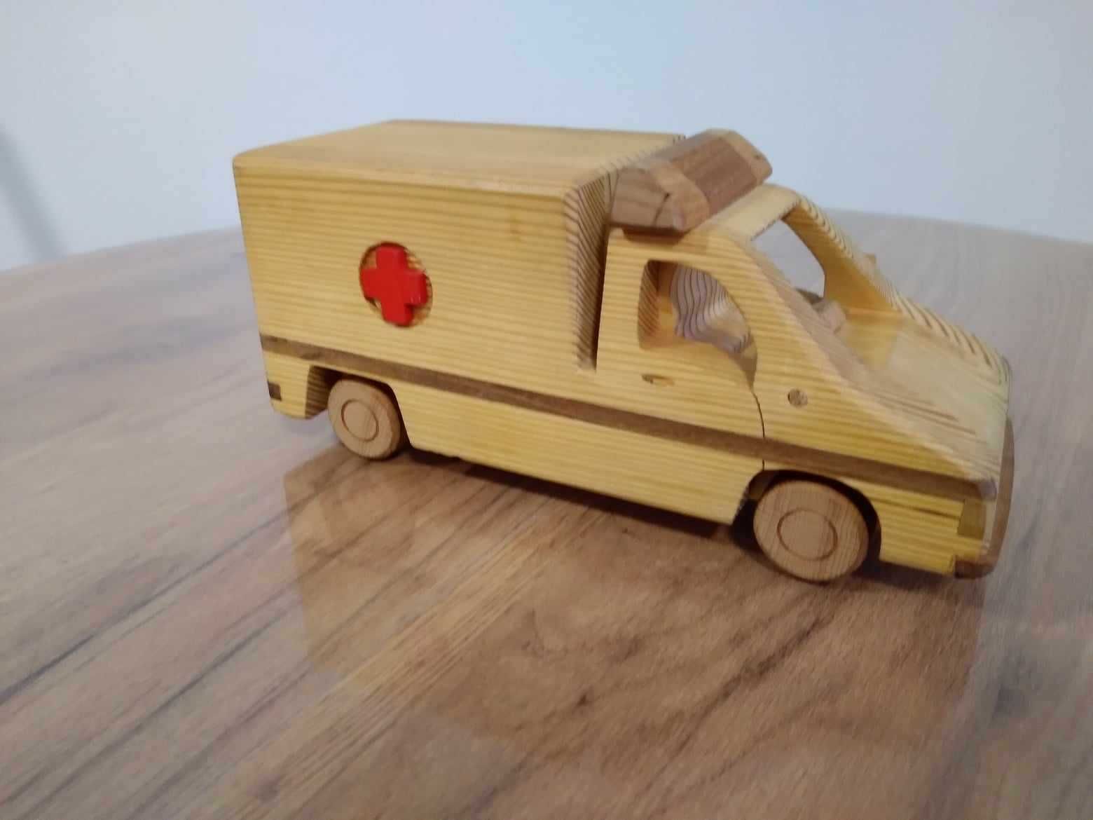 auto drewniane z drewna karetka ambulans
