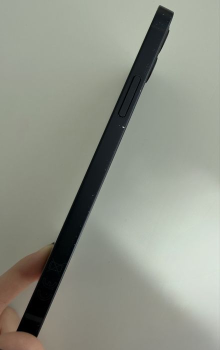 iPhone 12 com 128 gb em bom estado. existem pequenos arranhões.