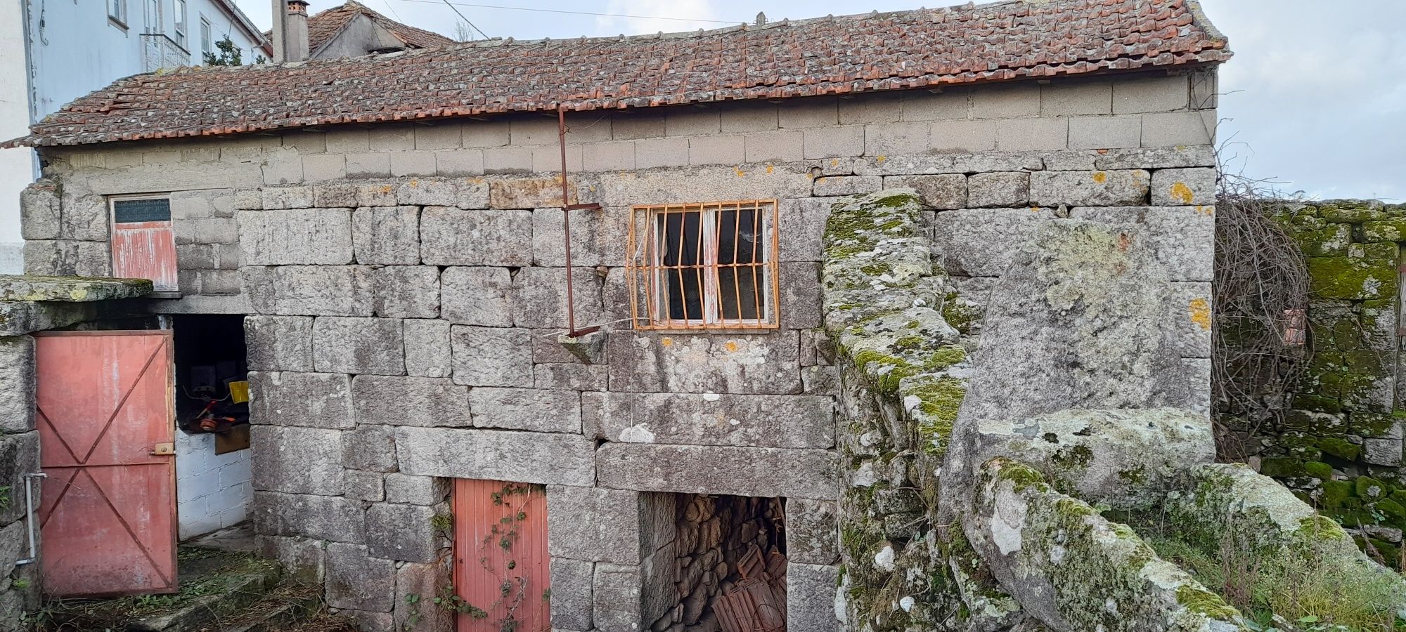 Terreno com 2 casas em pedra