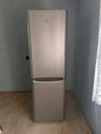 Lodówka Indesit .