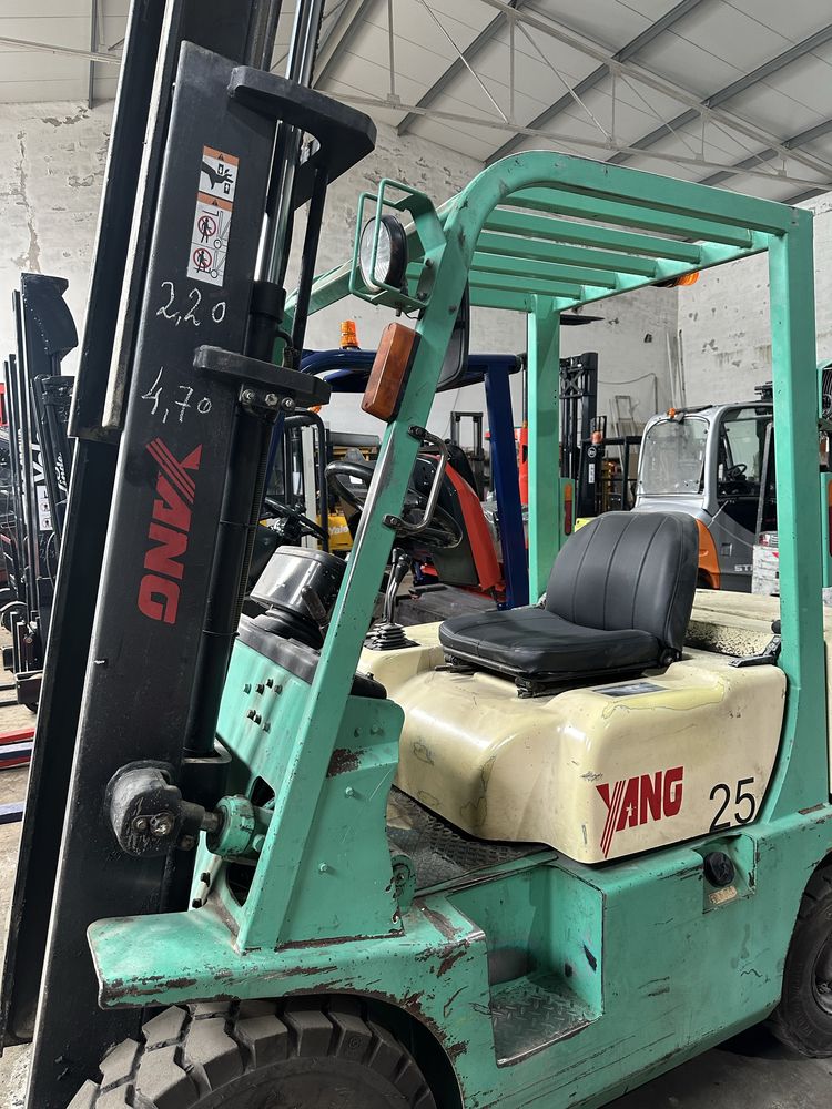 Empilhador YANG gas 2500 kgrs tiplex