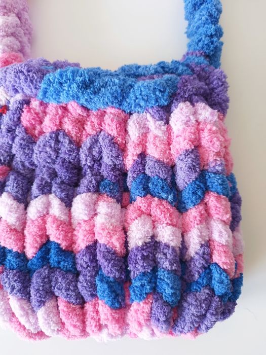 Torebka dla dziewczynki ręcznie wyplatana z przędzy