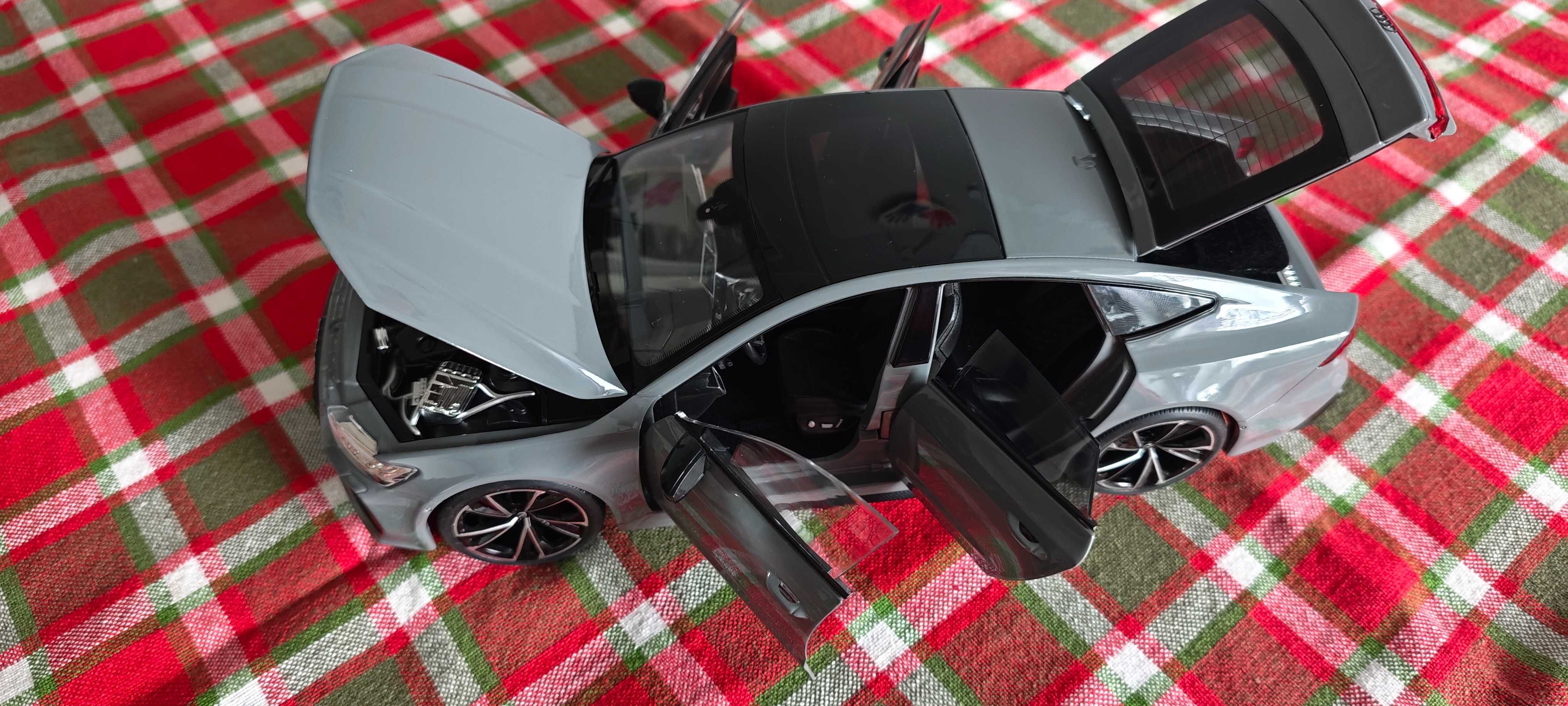 Model Audi RS7 Sportback skala 1:18 z oświetleniem P/T pilot szare