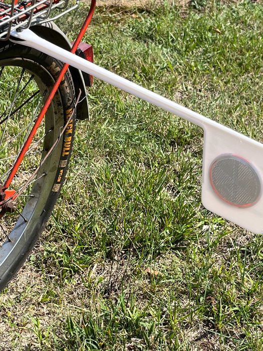 Białe ramię bezpieczeństwa do roweru, chorągiewka Wigry Jubilat, Romet