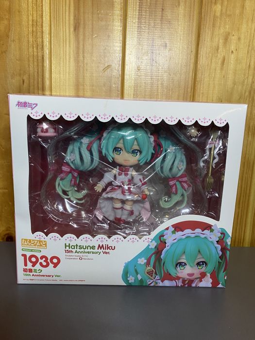 Хацуне Хатсуне Міку нендороїд 1939. Hatsune Miku полуничний торт