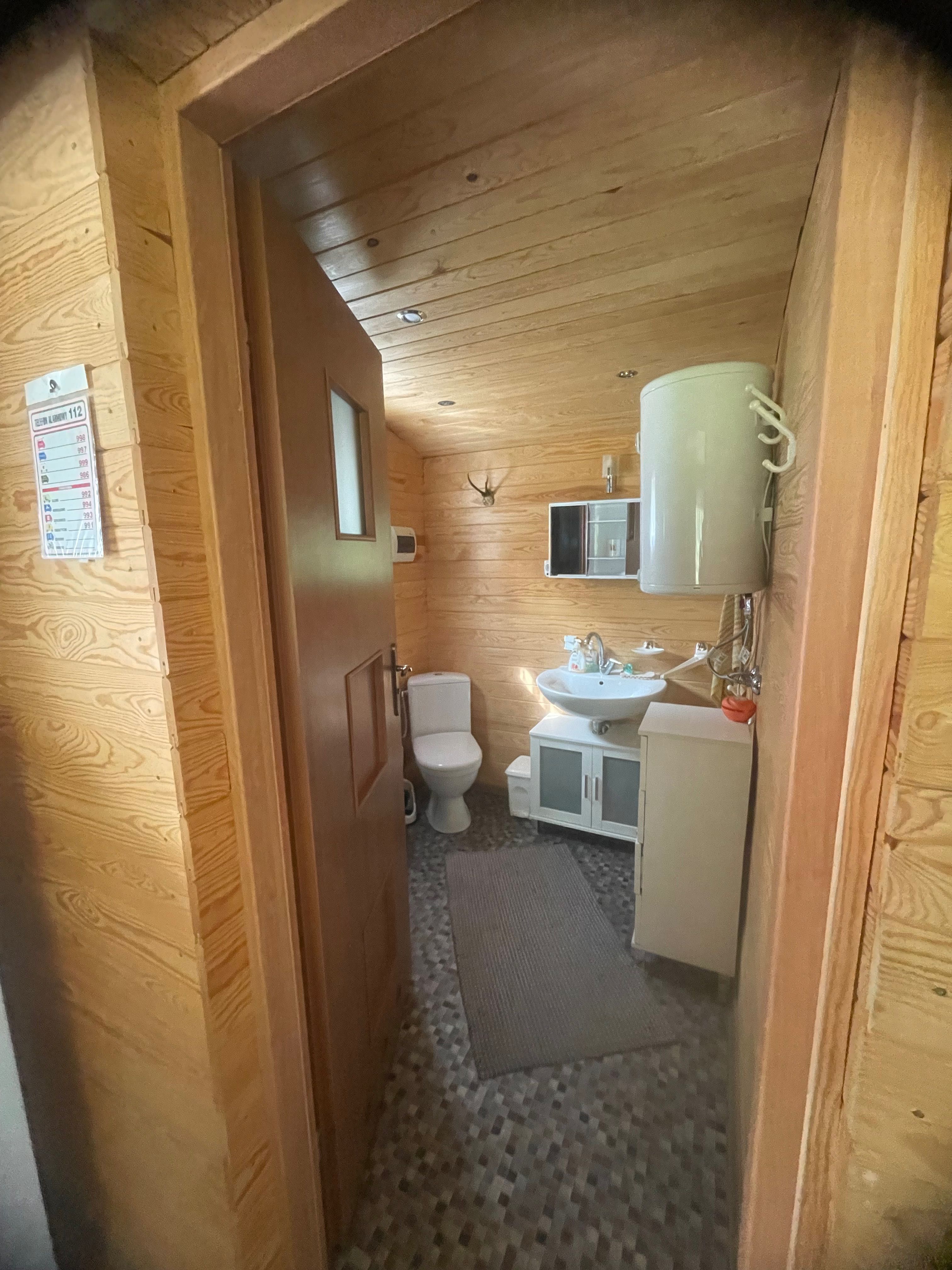 Domek nad jeziorem w otoczeniu lasów na Kaszubach