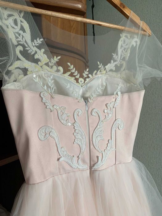 Ніжна і романтична весільна сукня зі шлейфом.