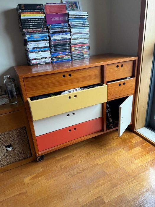 Cómoda colorida com rodas