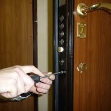 Работа с дверями и замками. Ремонт и установка замков. Замена ключей.