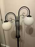 Lampa stojąca z trzema kloszami
