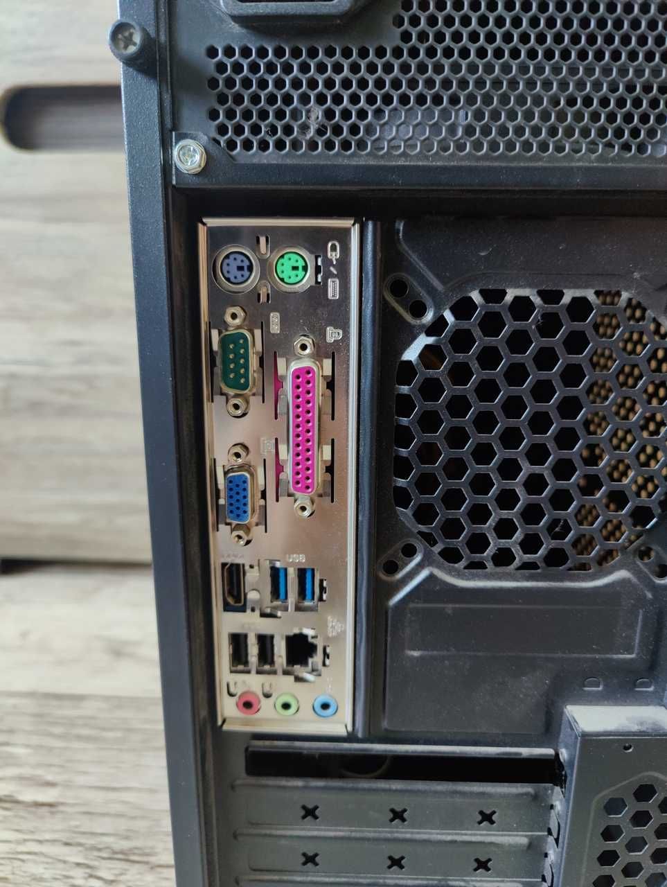 Komputer stacjonarny I5 3.2GHz 8GB RAM 256GB SSD COM LPT PS/2