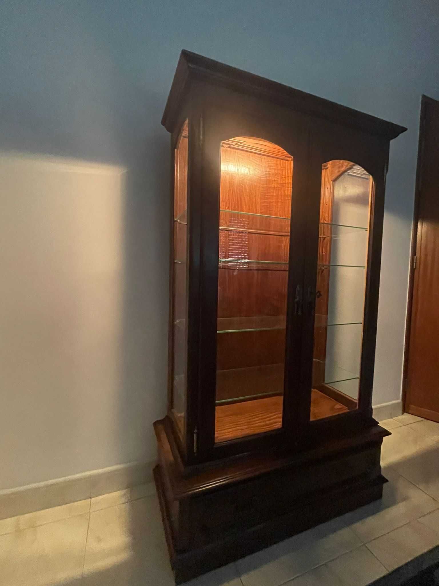 Móveis aparador e cristaleira conjunto para sala de jantar.