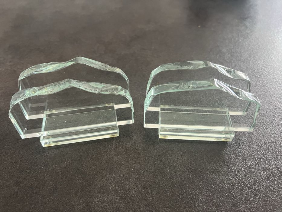 2 szklane stojaki na wizytówki
