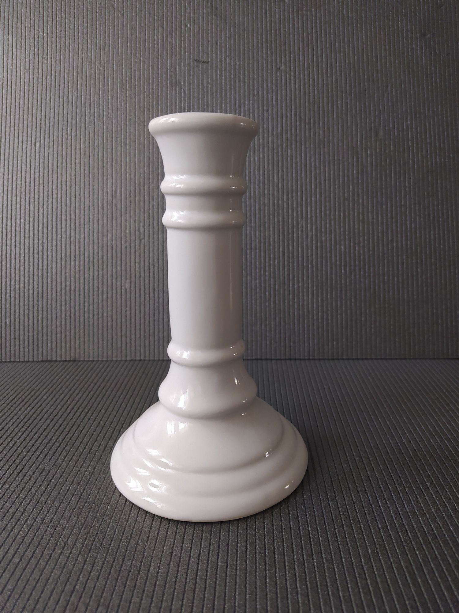 Duży biały porcelanowy świecznik