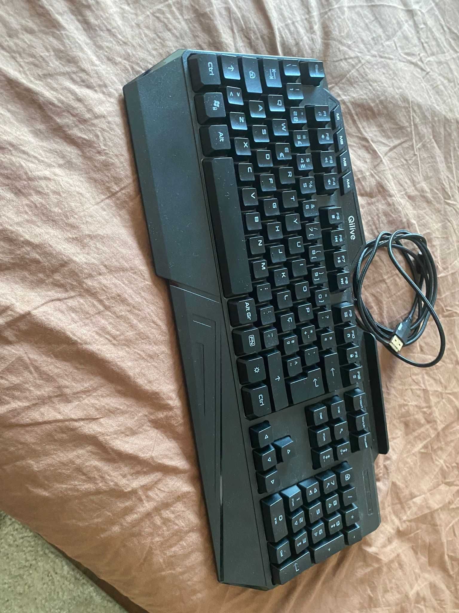 teclado de computador com rgb