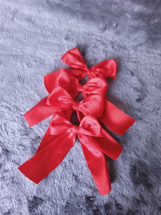 Czerwone kokardki dekoracyjne z wstążki; 4 sztuki