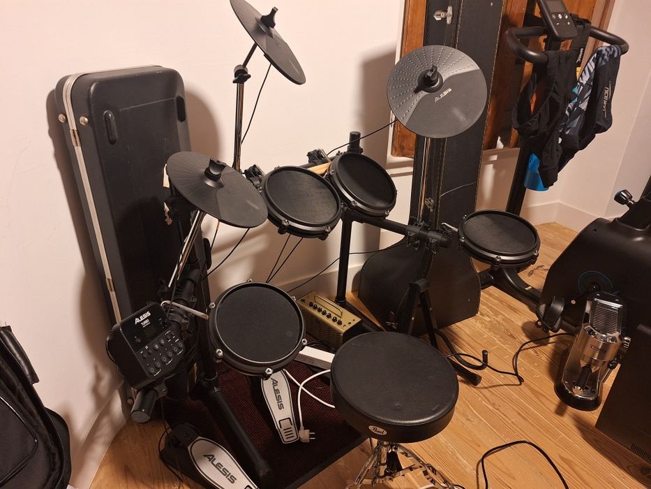 Bateria Eletrónica Alesis Turbo Mesh + Banco — Bom estado