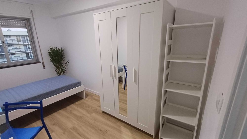 Quarto individual para estudante na Caparica com contas incluídas.